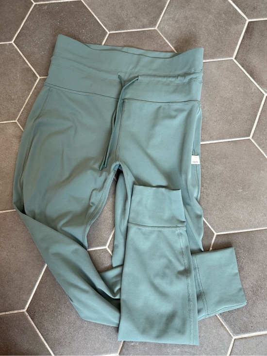 Vuori Pants - Vuori Women's Leggings in Sage Green